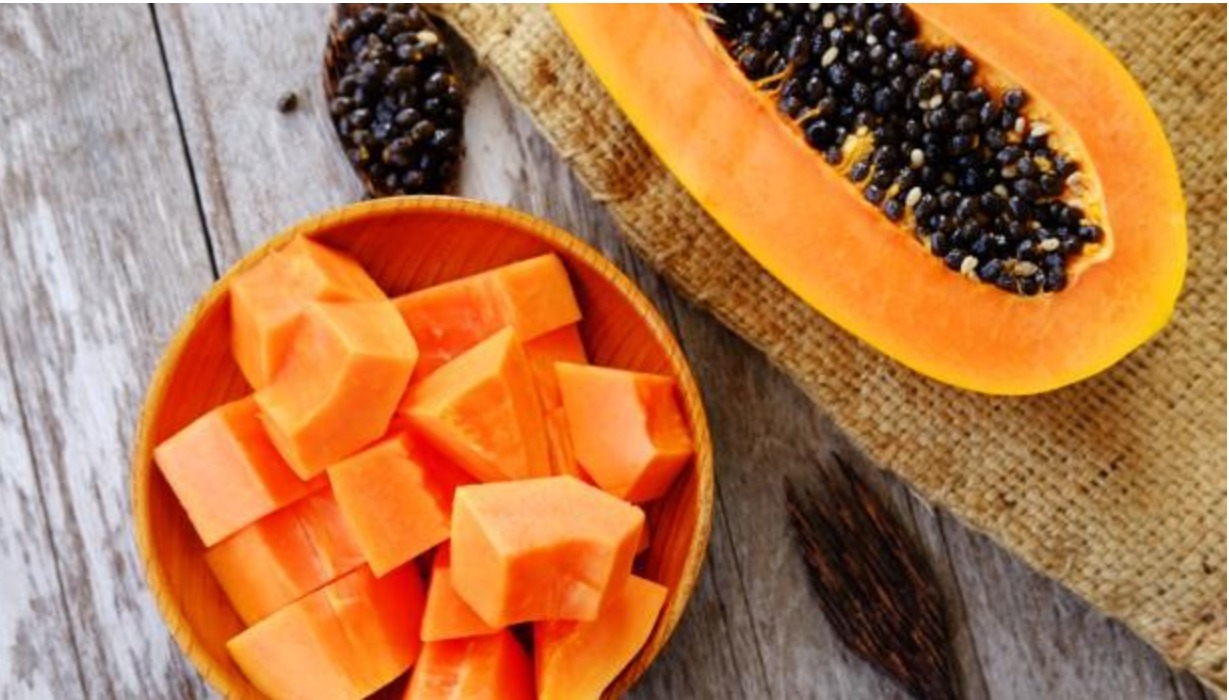 TORTILLA DE ESPINACAS Y JAMÓN SERRANO CON 1 TAJADA DE PAPAYA TAMAÑO DE PUÑO.